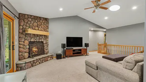 2107 W Kelly Drive, Mount Pleasant MI 48858 photo 4