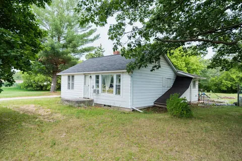 8196 Ludington Drive, Lake MI 48632 photo 2