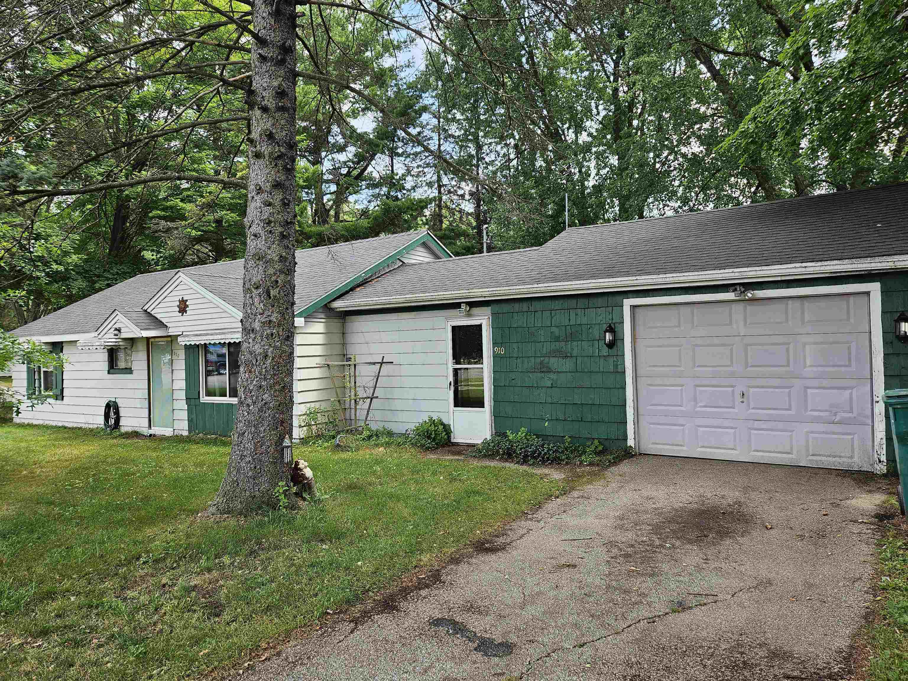 910 N Bowery, Gladwin MI 48624 photo 1