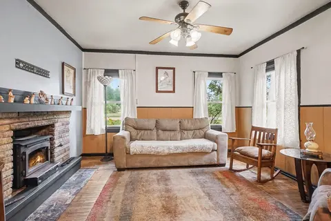 Auburn listing photo 5