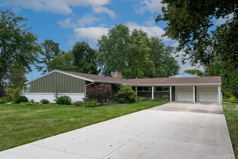1309 S Lynnwood Drive, Mount Pleasant MI 48858 photo 2