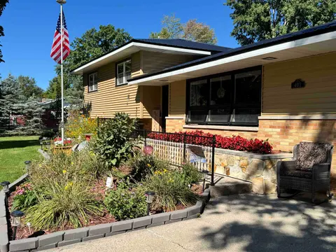 401 Orchard Avenue, Clare MI 48617 photo 2