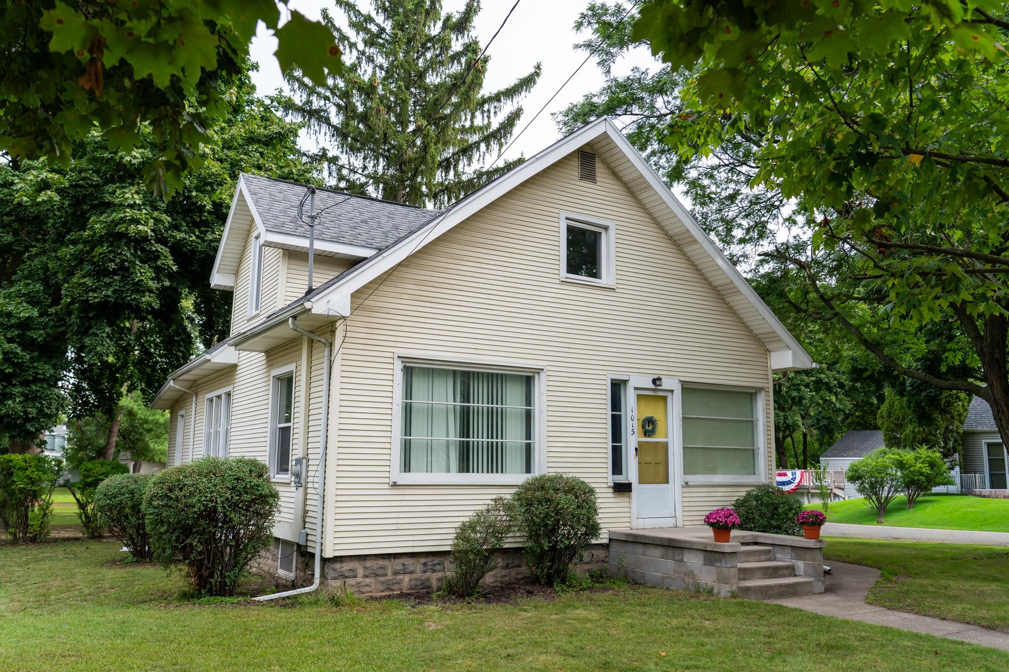 1015 & 1015 1/ E High Street, Mount Pleasant MI 48858 photo 1
